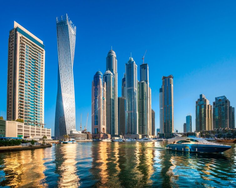 Cayan Tower dans la marina de Dubaï
