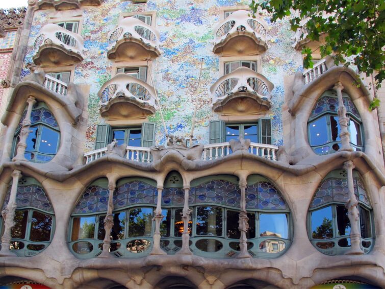 Gros plan sur la façade de la Casa Batlló