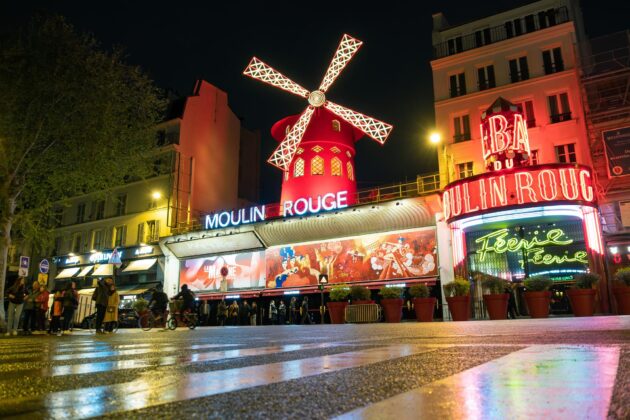 Le Moulin Rouge à Paris, France