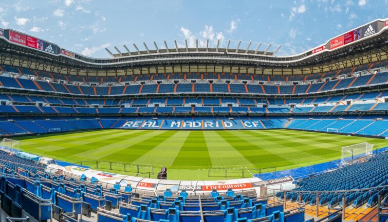 Le stade de Santiago Bernabeu à Madrid pour voir un derby de football