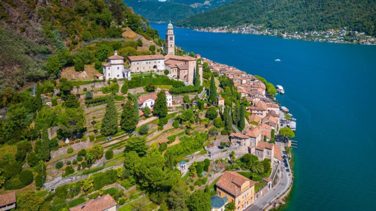 Le village de Morcote au bord du lac de Lugano en Suisse