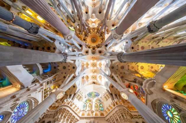 L'intérieur de la Sagrada Família de Gaudí à Barcelone