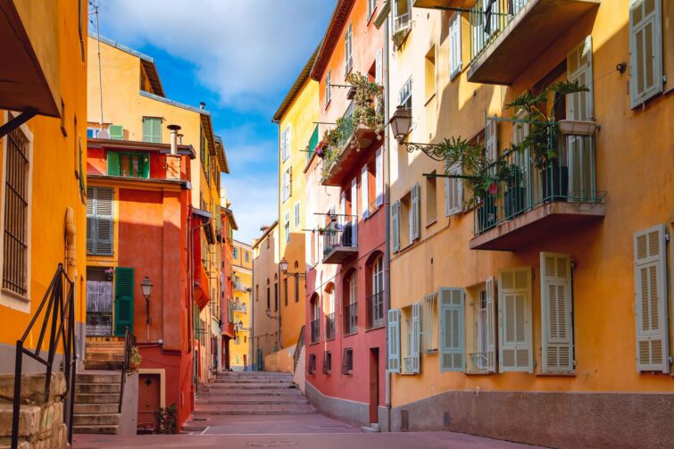 Maisons historiques ensoleillées et colorées dans la vieille ville de Nice, Côte d'Azur, France