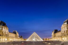 Musée du Louvre à la tombée de la nuit, Paris