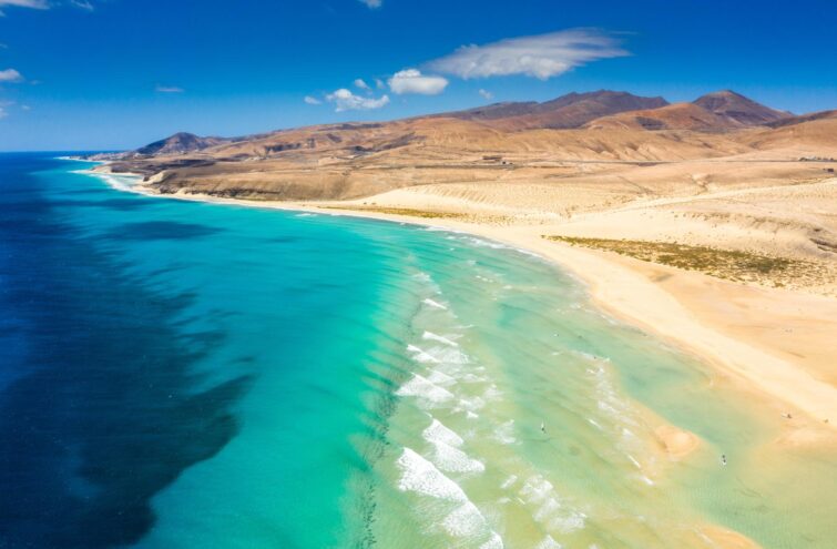 Plage et eau cristalline de l'île Fuerteventura des Canaries