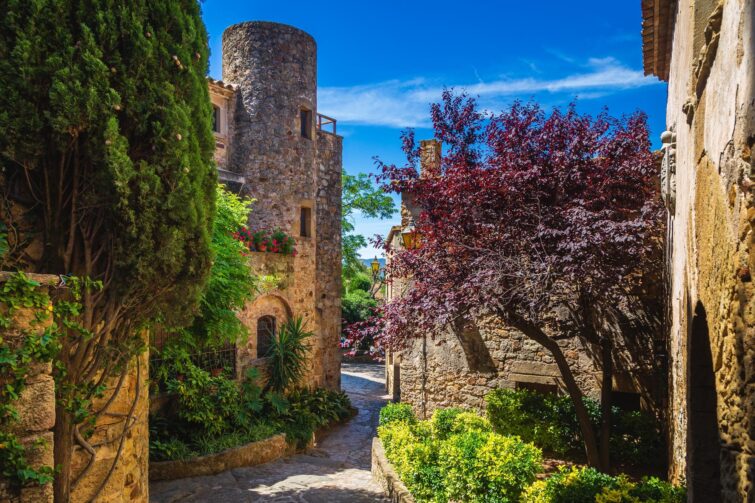 Rue de Pals, ville médiévale de Catalogne, au nord de l'Espagne