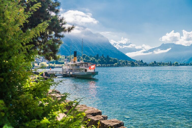 Un bateau à vapeur sur le lac Léman en Suisse