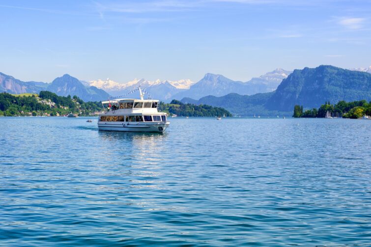 Une croisière sur le lac des Quatre-Cantons, près de Lucerne en Suisse