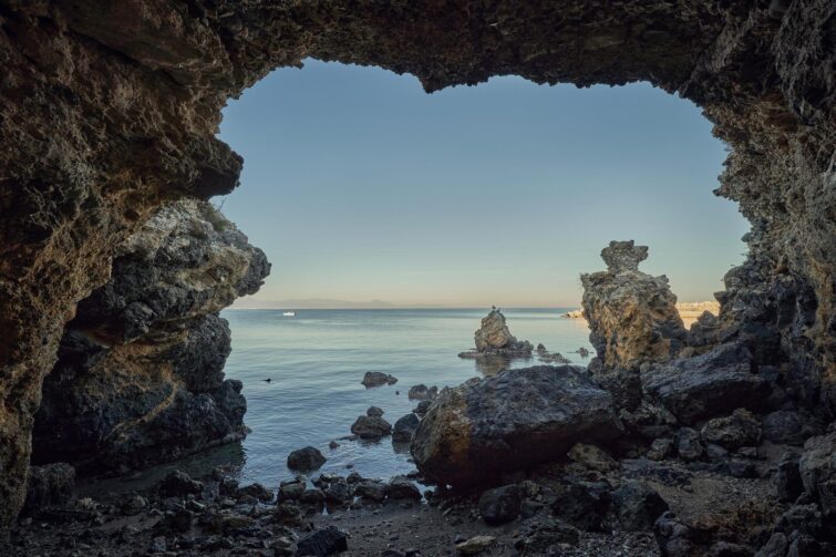 Une grotte du parc national de Tabarca, près d'Alicante, Espagne