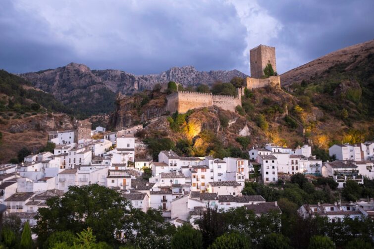 Village blanc et château de Cazorla en Espagne