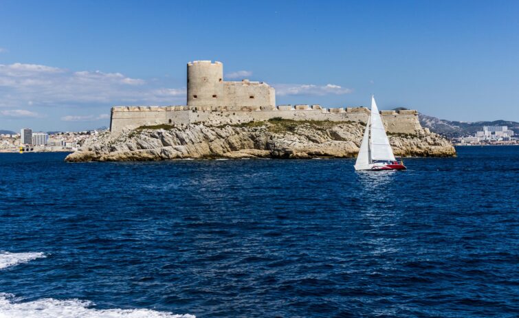 Voilier devant le chateau d'If, îles du Friouil, Marseille