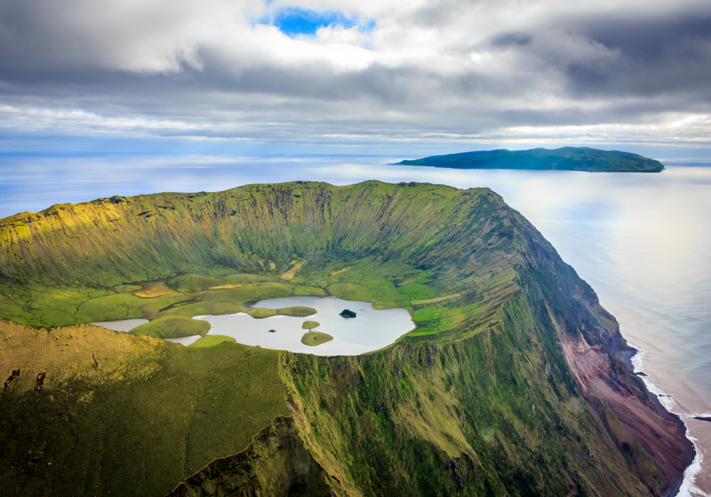 Vue aérienne fantastique de l'île de Corvo, Açores