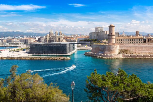 Vue du Vieux-Port de Marseille depuis le jardin du Pharo