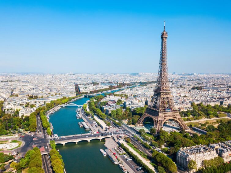 Vue panoramique de Paris et la Tour Eiffel