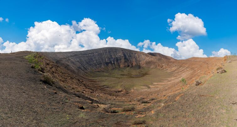 Vue panoramique sur le cratère du volcan Caldera Blanca à Lanzarote
