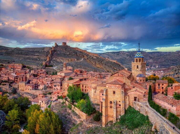 Vue sur Albarracin au coucher du soleil, Aragon, Espagne
