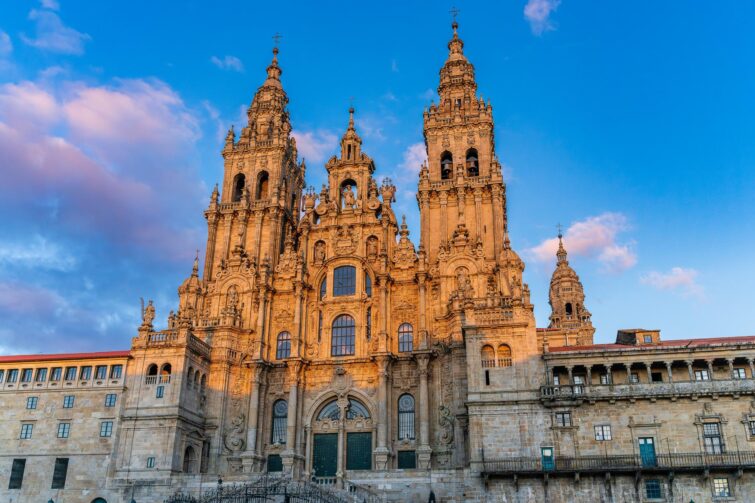 Vue sur la façade de la cathédrale de Saint-Jacques de Compostelle , au coucher du soleil, en Galice, Espagne