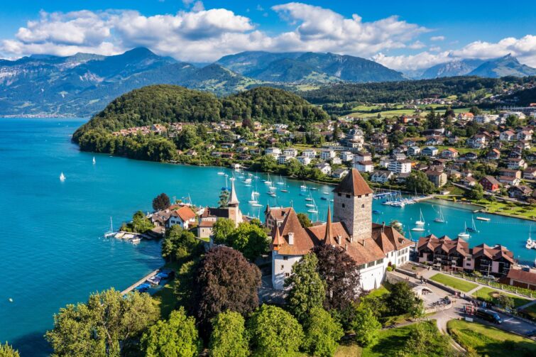 Vue sur le château de Spiez sur les rives du lac de Thoune en Suisse