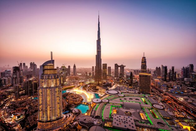 Vue sur les toits de Dubaï la nuit avec Burj Khalifa
