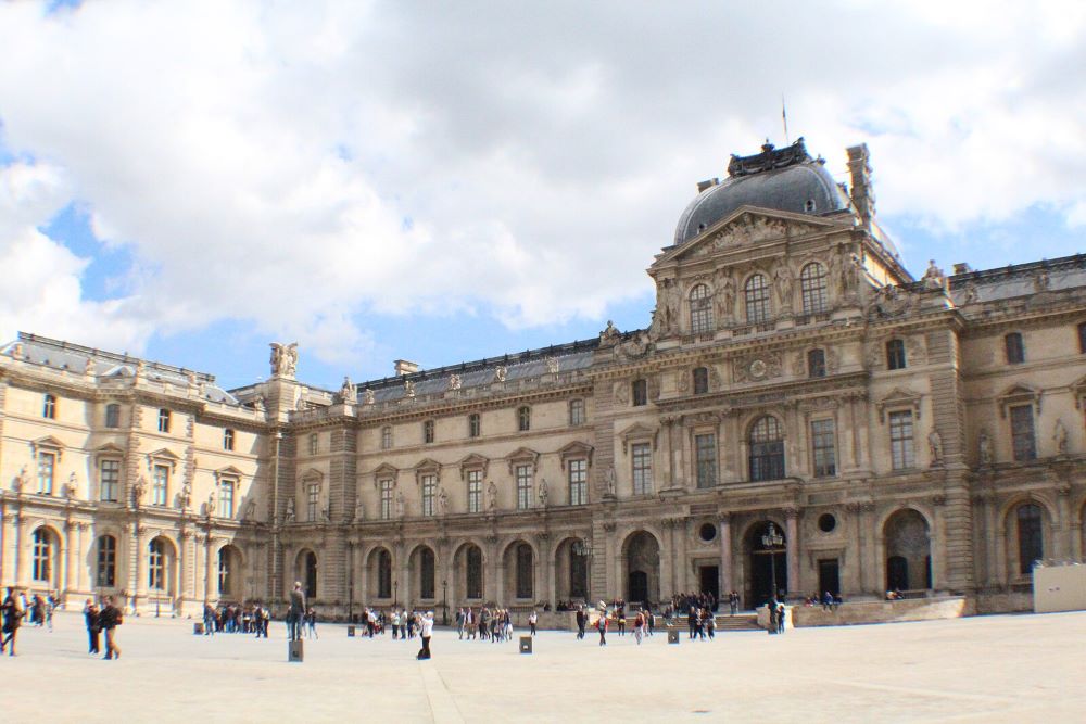 Façade ouest de l'aile Sully, musée du Louvre, Paris