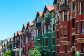 Avenue-Zuberoa-et-ses-maisons-colorees-Bilbao