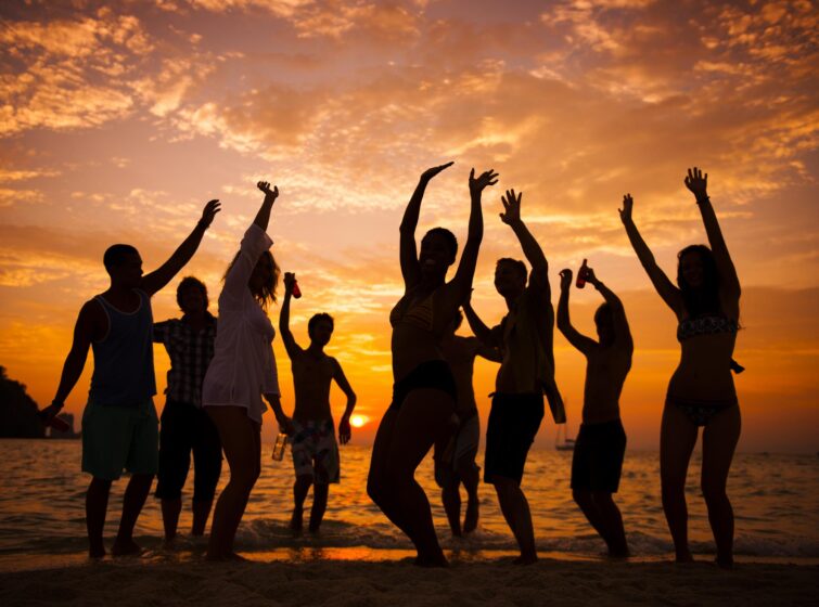 Des gens dansant sur la plage lors du Reggaeton Beach Festival es Baléares