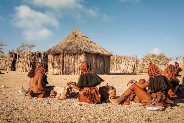 Femmes Himba d'un village près d'Opuwo, Namibie