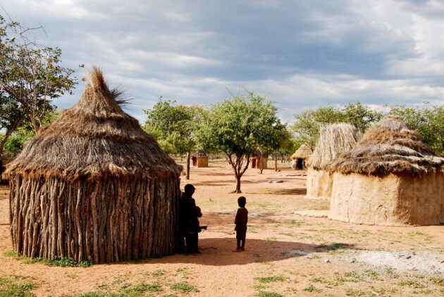 Huttes traditionnelles d'un village Himba, Namibie