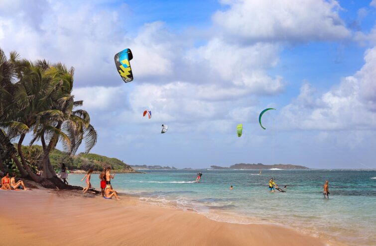 Kitesurf sur la plage de Cap Chevalier, Anse Michel, Martinique