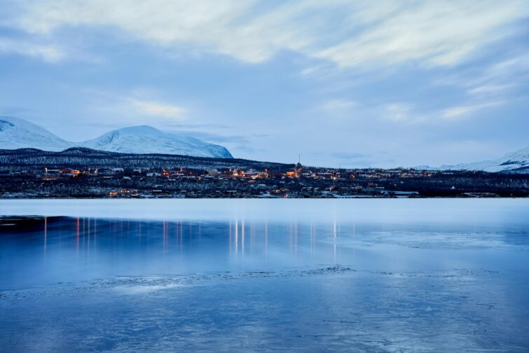 Le lac Torneträsk gelé à Kiruna en Suède