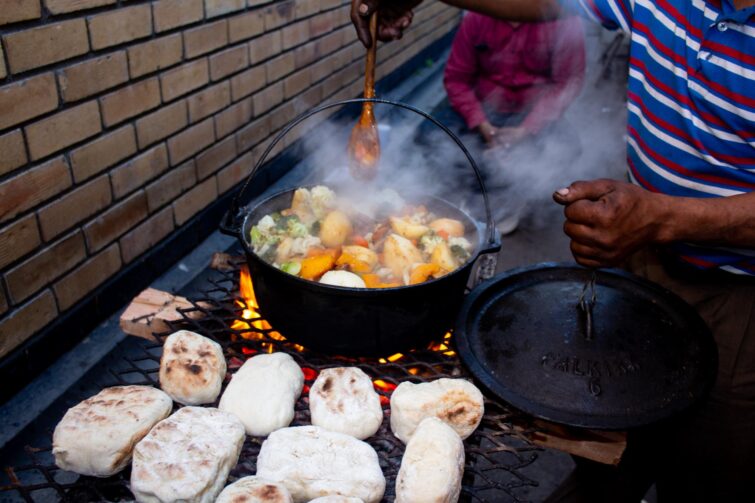 Le potjiekos, spécialité culinaire de Namibie