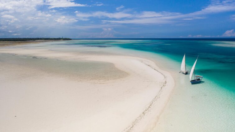 Le sable blanc et l'eau turquoise de l'île de Pemba en Tanzanie