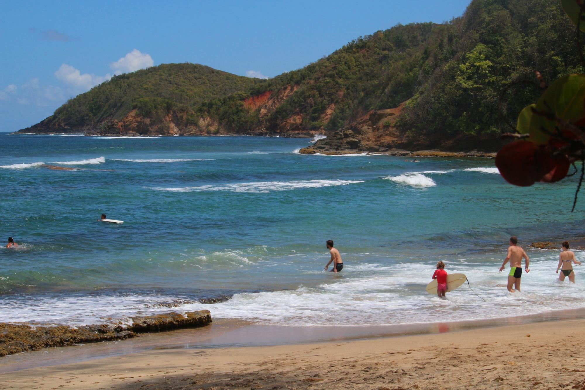 Surfeurs, presqu'île de la Caravelle, Martinique