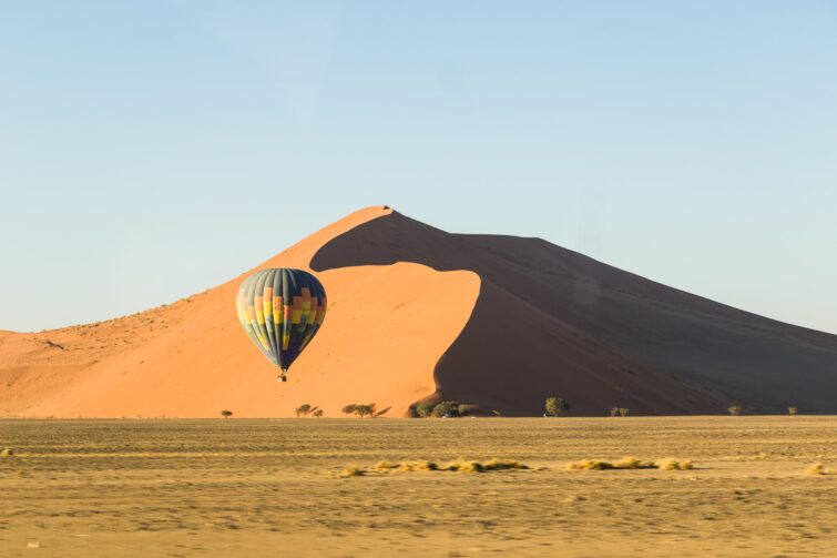 Survoler le désert en montgolfière, Namibie