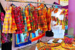 Un stand de robes en madras au marché du Marin en Martinique