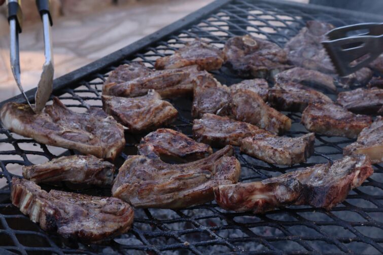 Viande grillée sur un braai en Namibie