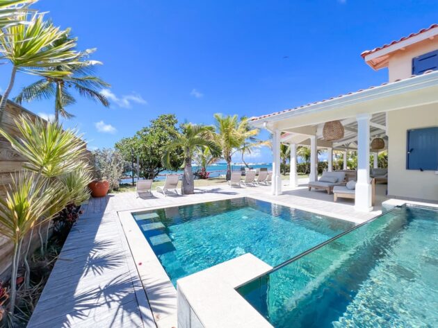 Villa Luxe bord de plage piscine jacuzzi vue lagon