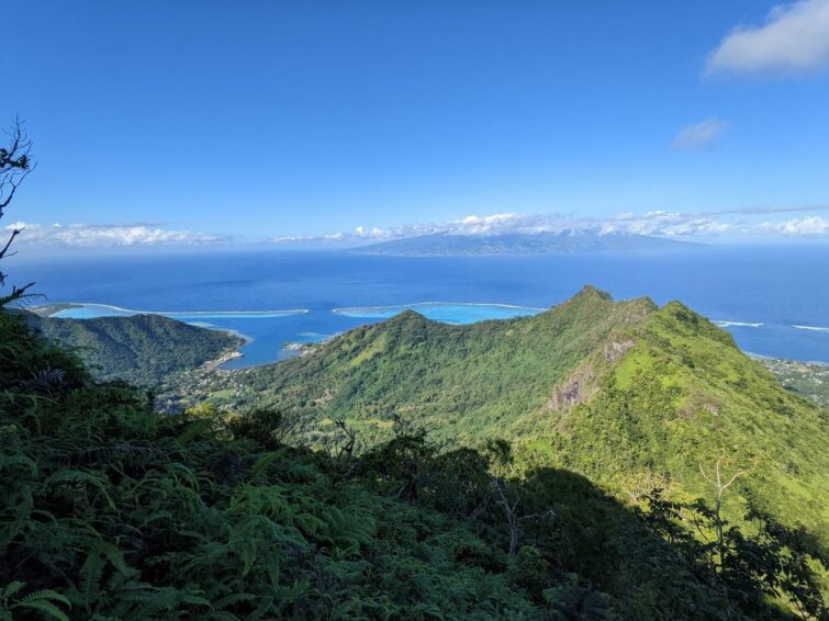 Vue depuis le Mou'aputa, vallée montagneuse de Polynésie Française