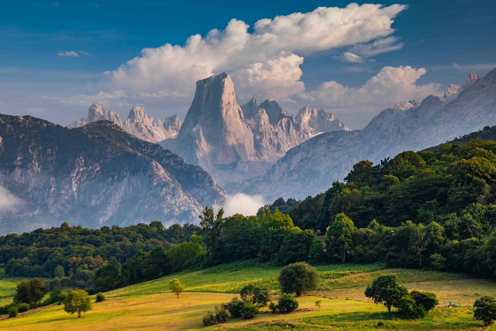 Vue sur le Naranjo de Bulnes, Asturies, Espagne