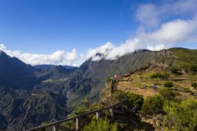 Vue sur le cirque de Mafate depuis le Piton Maïdo à La Réunion
