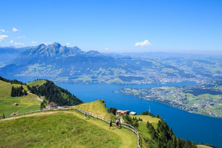 Vue sur les lacs de Lucerne depuis le Mont Rigi, en Suisse