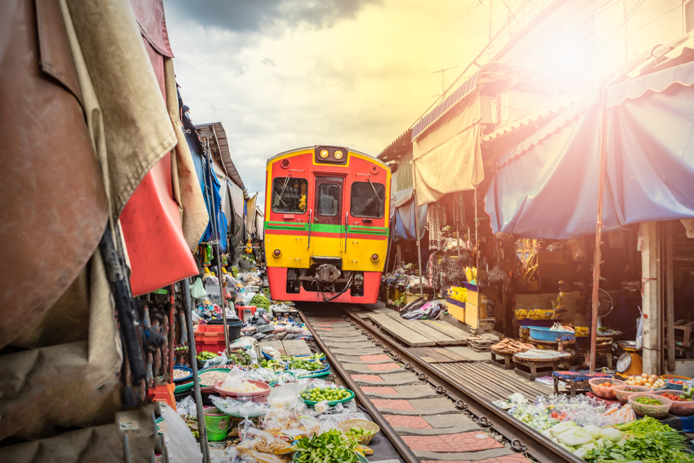 marche-ferroviaire-de-Maeklong-Bangkok