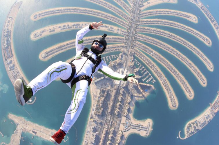 saut en parachute au-dessus de Dubaï