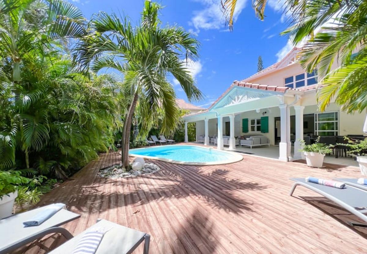 villa-luxe-acces-lagon-plage-piscine-et-jardin