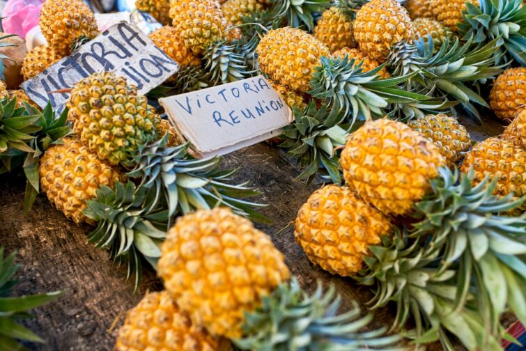Ananas sur un marché de la Réunion