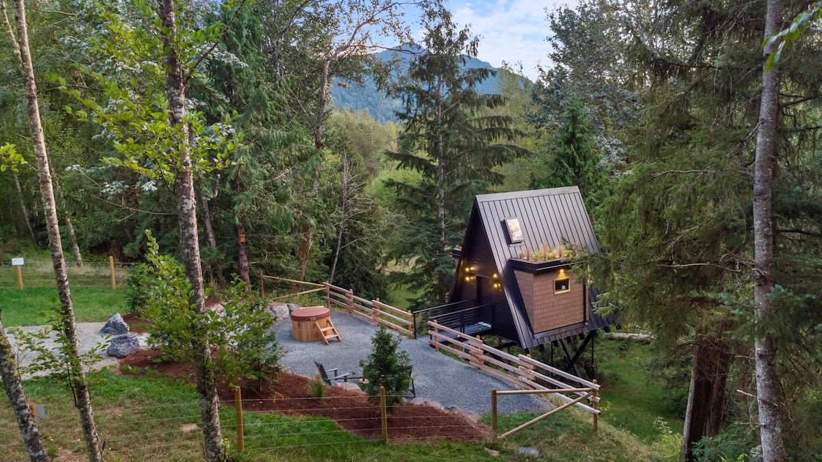 Cabane perchée moderne privée sur Highland Farm