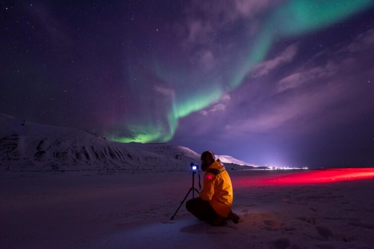 Chasse aux aurores boréales avec un guide photographe