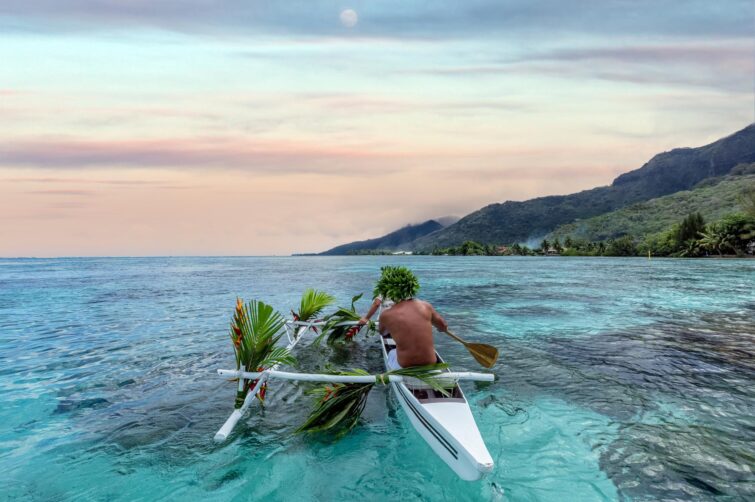 Coucher de soleil en pirogue traditionnelle en Polynésie Française