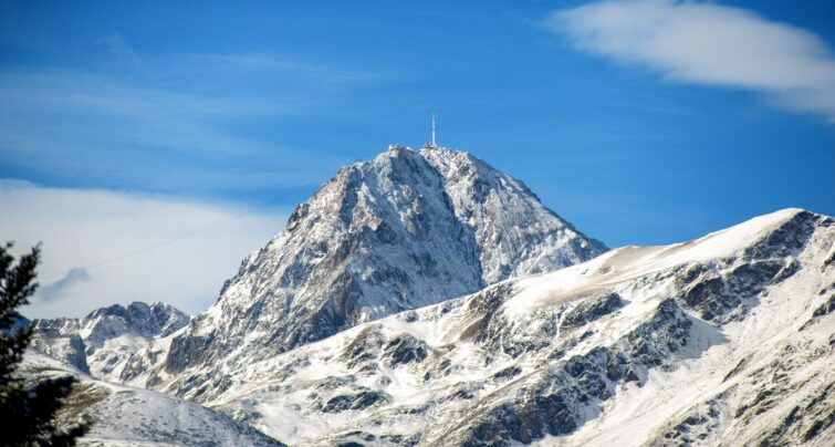 Le Pic du Midi de Bigorre enneigé dans les Pyrénées
