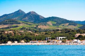 Les montagnes et la plage d'Argelès-sur-Mer